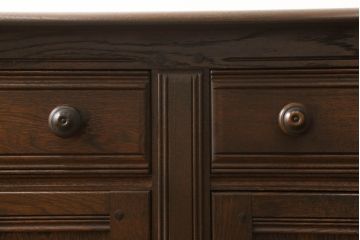 ヴィンテージ家具　イギリスビンテージ　ERCOL(アーコール)　old colonial(オールドコロニアル)　彫りの装飾が目を引くクラシカルなサイドボード(収納棚、戸棚、サイドキャビネット)(R-059529)