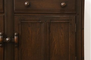 ヴィンテージ家具　イギリスビンテージ　ERCOL(アーコール)　old colonial(オールドコロニアル)　彫りの装飾が目を引くクラシカルなサイドボード(収納棚、戸棚、サイドキャビネット)(R-059529)