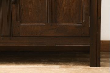 ヴィンテージ家具　イギリスビンテージ　ERCOL(アーコール)　old colonial(オールドコロニアル)　彫りの装飾が目を引くクラシカルなサイドボード(収納棚、戸棚、サイドキャビネット)(R-059529)
