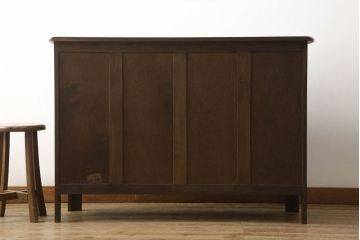 ヴィンテージ家具　イギリスビンテージ　ERCOL(アーコール)　old colonial(オールドコロニアル)　彫りの装飾が目を引くクラシカルなサイドボード(収納棚、戸棚、サイドキャビネット)(R-059529)