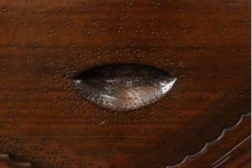 中古　美品　軽井沢彫り　細やかな彫刻に圧倒されるワードローブ(衣装タンス、洋服たんす)(R-059530)