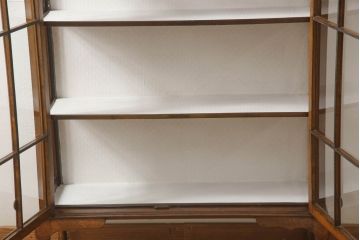 イギリスアンティーク　オーク材　エレガントな佇まいが魅力的な猫脚キャビネット(ガラスケース、飾り棚、収納棚、戸棚)(R-059533)
