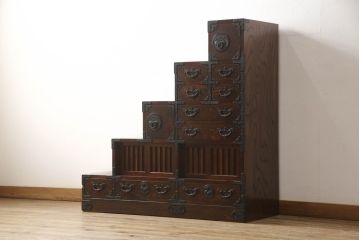 中古　美品　岩谷堂箪笥　黒々とした金具が存在感を放つ階段箪笥(和タンス、収納箪笥)(R-059534)