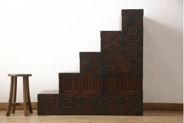 中古　美品　岩谷堂箪笥　黒々とした金具が存在感を放つ階段箪笥(和タンス、収納箪笥)(R-059534)