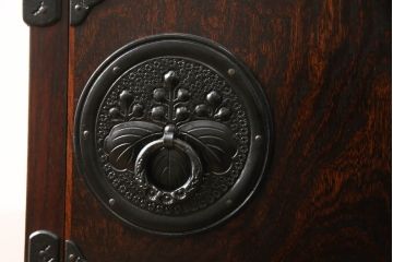 中古　美品　岩谷堂箪笥　黒々とした金具が存在感を放つ階段箪笥(和タンス、収納箪笥)(R-059534)