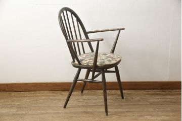 イギリスビンテージ　ERCOL(アーコール)　ナチュラルテイストのお部屋におすすめ! シンプルなクッション付きフープバックアームチェア(ウィンザーチェア、板座チェア、椅子、イス、1人掛け、ヴィンテージ、ウインザーチェア)(R-059538)