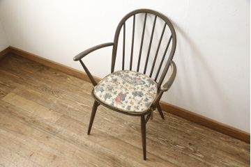 イギリスビンテージ　ERCOL(アーコール)　ナチュラルテイストのお部屋におすすめ! シンプルなクッション付きフープバックアームチェア(ウィンザーチェア、板座チェア、椅子、イス、1人掛け、ヴィンテージ、ウインザーチェア)(R-059538)