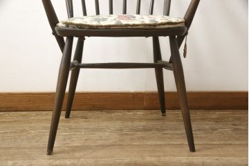 イギリスビンテージ　ERCOL(アーコール)　ナチュラルテイストのお部屋におすすめ! シンプルなクッション付きフープバックアームチェア(ウィンザーチェア、板座チェア、椅子、イス、1人掛け、ヴィンテージ、ウインザーチェア)(R-059538)