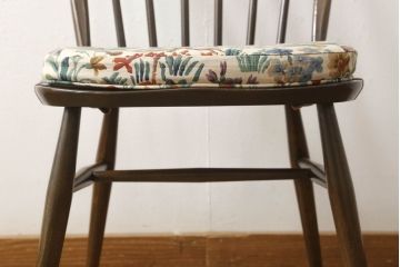 イギリスビンテージ　ERCOL(アーコール)　ナチュラルテイストのお部屋におすすめ! シンプルなクッション付きフープバックチェア(ウィンザーチェア、板座チェア、椅子、イス、1人掛け、ヴィンテージ、ウインザーチェア)(R-059539)