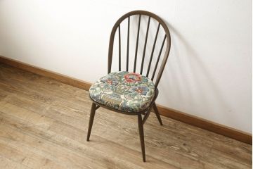 イギリスビンテージ　ERCOL(アーコール)　華やかなクッション付きフープバックチェア(ウィンザーチェア、板座チェア、椅子、イス、1人掛け、ヴィンテージ、ウインザーチェア)(R-059540)