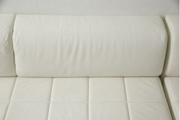 中古　美品　Poltrona Frau(ポルトローナフラウ) QUADRA(クアドラ) クッション付き　ホワイトレザーがおしゃれ!スタイリッシュな空間を演出するオットマン+3人掛けソファセット(3P、4人掛け、4P、本革)(定価約350万円以上)(R-059543)