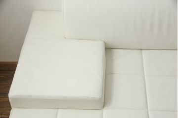 中古　美品　Poltrona Frau(ポルトローナフラウ) QUADRA(クアドラ) クッション付き　ホワイトレザーがおしゃれ!スタイリッシュな空間を演出するオットマン+3人掛けソファセット(3P、4人掛け、4P、本革)(定価約350万円以上)(R-059543)