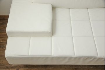 中古　美品　Poltrona Frau(ポルトローナフラウ) QUADRA(クアドラ) クッション付き　ホワイトレザーがおしゃれ!スタイリッシュな空間を演出するオットマン+3人掛けソファセット(3P、4人掛け、4P、本革)(定価約350万円以上)(R-059543)