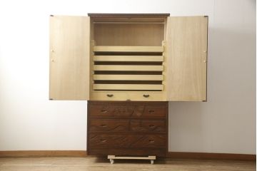 中古　美品　伝統工芸・軽井沢彫り　内部が桐材の高級品!　満開に咲く桜の彫りが見事な衣装盆付きの重ねタンス(衣装箪笥、着物箪笥、和タンス)(R-059544)