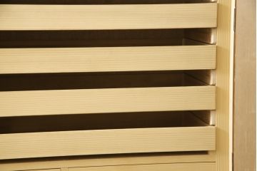 中古　美品　伝統工芸・軽井沢彫り　内部が桐材の高級品!　満開に咲く桜の彫りが見事な衣装盆付きの重ねタンス(衣装箪笥、着物箪笥、和タンス)(R-059544)