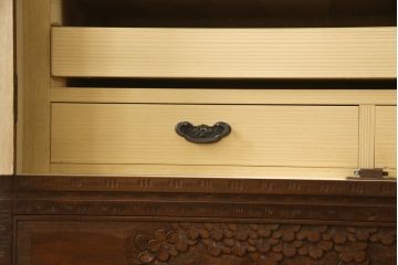 中古　美品　伝統工芸・軽井沢彫り　内部が桐材の高級品!　満開に咲く桜の彫りが見事な衣装盆付きの重ねタンス(衣装箪笥、着物箪笥、和タンス)(R-059544)