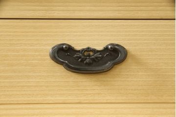 中古　美品　伝統工芸・軽井沢彫り　内部が桐材の高級品!　満開に咲く桜の彫りが見事な衣装盆付きの重ねタンス(衣装箪笥、着物箪笥、和タンス)(R-059544)