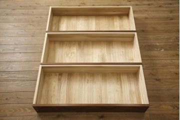 中古　美品　伝統工芸・軽井沢彫り　内部が桐材の高級品!　満開に咲く桜の彫りが見事な衣装盆付きの重ねタンス(衣装箪笥、着物箪笥、和タンス)(R-059544)