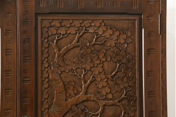 中古　美品　伝統工芸・軽井沢彫り　内部が桐材の高級品!　満開に咲く桜の彫りが見事な衣装盆付きの重ねタンス(衣装箪笥、着物箪笥、和タンス)(R-059544)