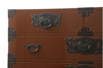 中古　欅産業　本漆　朱塗り　上質な和の空間づくりに取り入れたい仙台箪笥(衣装箪笥、和タンス、収納たんす、引き出し)(定価約90万円)(R-059545)