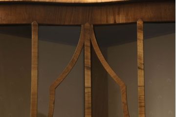 イギリスアンティーク　美品　小振りなコーナーキャビネット(飾り棚、戸棚、収納棚)(R-059547)