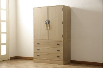 中古　牡丹をあしらった金具が上品なアクセントになる加茂桐箪笥(並厚、桐たんす、和タンス、着物箪笥、衣装箪笥、整理タンス)(R-059548)