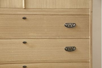 中古　牡丹をあしらった金具が上品なアクセントになる加茂桐箪笥(並厚、桐たんす、和タンス、着物箪笥、衣装箪笥、整理タンス)(R-059548)