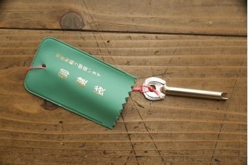 中古　牡丹をあしらった金具が上品なアクセントになる加茂桐箪笥(並厚、桐たんす、和タンス、着物箪笥、衣装箪笥、整理タンス)(R-059548)
