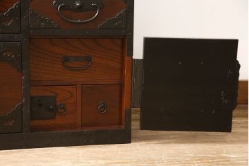 和製アンティーク　美品　前面欅(ケヤキ)・中桐　金具の立派な佐渡箪笥(小木箪笥、和たんす、時代箪笥、収納箪笥、引き出し、重ねタンス)(R-059551)