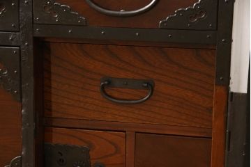 和製アンティーク　美品　前面欅(ケヤキ)・中桐　金具の立派な佐渡箪笥(小木箪笥、和たんす、時代箪笥、収納箪笥、引き出し、重ねタンス)(R-059551)