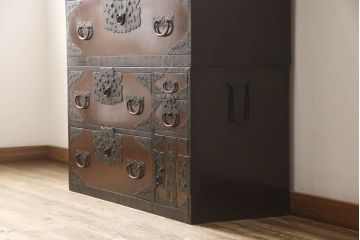 和製アンティーク　美品　前面欅(ケヤキ)・中桐　金具の立派な佐渡箪笥(小木箪笥、和たんす、時代箪笥、収納箪笥、引き出し、重ねタンス)(R-059551)