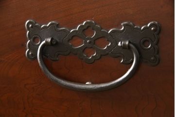 和製アンティーク　美品　前面欅(ケヤキ)・中桐　金具の立派な佐渡箪笥(小木箪笥、和たんす、時代箪笥、収納箪笥、引き出し、重ねタンス)(R-059551)
