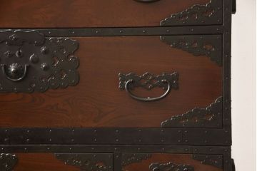 和製アンティーク　美品　前面欅(ケヤキ)・中桐　金具の立派な佐渡箪笥(小木箪笥、和たんす、時代箪笥、収納箪笥、引き出し、重ねタンス)(R-059551)