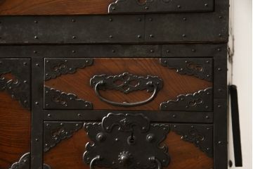 和製アンティーク　美品　前面欅(ケヤキ)・中桐　金具の立派な佐渡箪笥・下段(小木箪笥、和たんす、時代箪笥、収納箪笥、引き出し)(R-059553)
