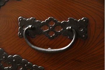 和製アンティーク　美品　前面欅(ケヤキ)・中桐　金具の立派な佐渡箪笥・下段(小木箪笥、和たんす、時代箪笥、収納箪笥、引き出し)(R-059553)