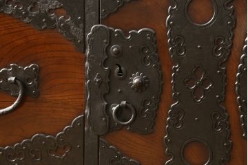 和製アンティーク　美品　前面欅(ケヤキ)・中桐　金具の立派な佐渡箪笥・下段(小木箪笥、和たんす、時代箪笥、収納箪笥、引き出し)(R-059553)