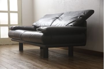 中古　B&B　ITALIA(イタリア)　ARANDA(アランダ)　上質な空間づくりにおすすめの本革(レザー)張り2.5人掛けソファ(2人掛けソファ、3人掛けソファ)(定価約120万円)(R-059555)