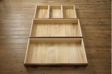 中古　美品　岩谷堂箪笥　脚(台輪付き)リメイク　奥行たっぷりサイズの特注品!観音扉付き衣装箪笥(チェスト、洋服タンス、収納タンス、着物箪笥)(R-059557)