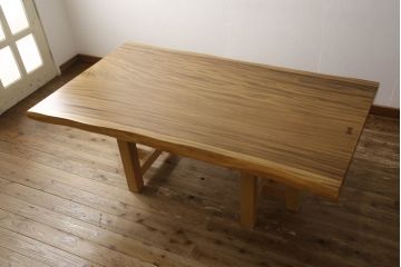 中古　美品　木目が空間のアクセントになるモンキーポッド一枚板のダイニングテーブル(作業台、6人掛け)(定価約30万円)(R-059564)