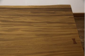 中古　美品　木目が空間のアクセントになるモンキーポッド一枚板のダイニングテーブル(作業台、6人掛け)(定価約30万円)(R-059564)