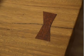 中古　美品　木目が空間のアクセントになるモンキーポッド一枚板のダイニングテーブル(作業台、6人掛け)(定価約30万円)(R-059564)