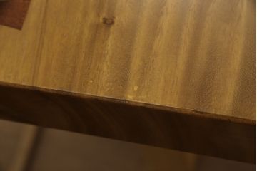 中古　美品　木目が空間のアクセントになるモンキーポッド一枚板のダイニングテーブル(作業台、6人掛け)(定価約30万円)(R-059564)