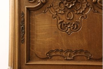 イギリスアンティーク　オーク材　細やかな彫刻が美しいサイドキャビネット(戸棚、収納棚、コンソールテーブル)(R-059570)