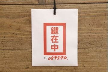 イギリスアンティーク　オーク材　細やかな彫刻が美しいサイドキャビネット(戸棚、収納棚、コンソールテーブル)(R-059570)