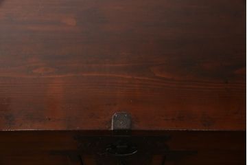 和製アンティーク　前面欅(ケヤキ)材　引き出し付き　岩谷堂箪笥　どっしりとした重厚感ある佇まいが目を引く車箪笥(和箪笥、収納たんす、時代箪笥)(R-059572)