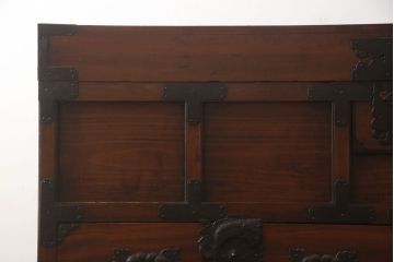 和製アンティーク　前面欅(ケヤキ)材　引き出し付き　岩谷堂箪笥　どっしりとした重厚感ある佇まいが目を引く車箪笥(和箪笥、収納たんす、時代箪笥)(R-059572)