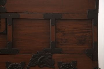 和製アンティーク　前面欅(ケヤキ)材　引き出し付き　岩谷堂箪笥　どっしりとした重厚感ある佇まいが目を引く車箪笥(和箪笥、収納たんす、時代箪笥)(R-059572)