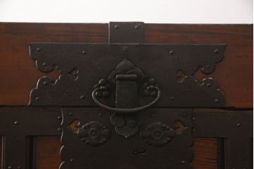 和製アンティーク　前面欅(ケヤキ)材　引き出し付き　岩谷堂箪笥　どっしりとした重厚感ある佇まいが目を引く車箪笥(和箪笥、収納たんす、時代箪笥)(R-059572)