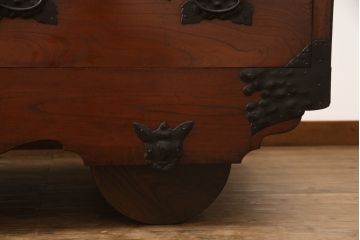 和製アンティーク　前面欅(ケヤキ)材　引き出し付き　岩谷堂箪笥　どっしりとした重厚感ある佇まいが目を引く車箪笥(和箪笥、収納たんす、時代箪笥)(R-059572)