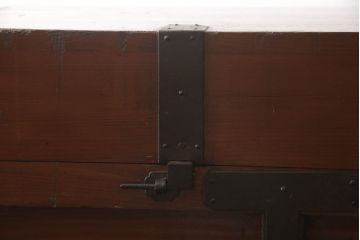 和製アンティーク　前面欅(ケヤキ)材　引き出し付き　岩谷堂箪笥　どっしりとした重厚感ある佇まいが目を引く車箪笥(和箪笥、収納たんす、時代箪笥)(R-059572)